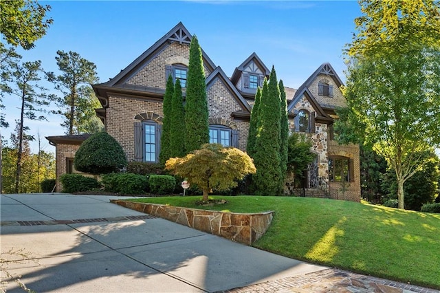 view of front of property with a front yard