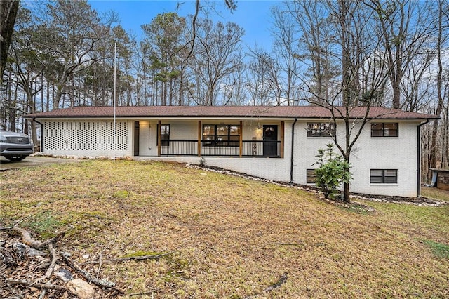 single story home featuring a front yard