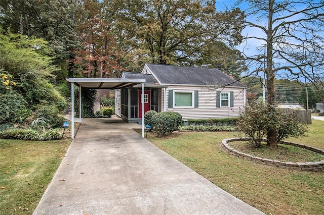 view of front of property featuring a front yard and a carport