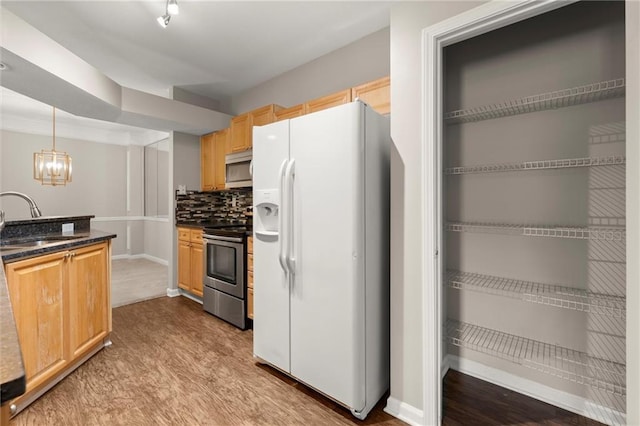 426 Pembrooke Cir Unit 426, Alpharetta, GA 30004 - kitchen featuring stainless steel appliances, a sink, decorative backsplash, a chandelier, and hanging light fixtures