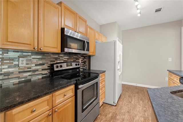 426 Pembrooke Cir Unit 426, Alpharetta, GA 30004 - kitchen featuring stainless steel appliances, light wood-type flooring, decorative backsplash, dark stone countertops, and light brown cabinetry