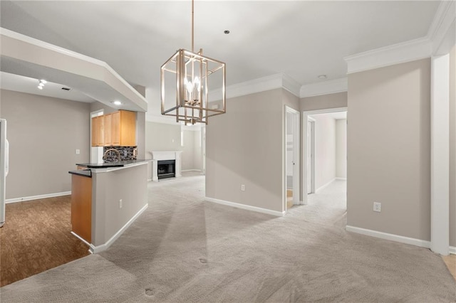 426 Pembrooke Cir Unit 426, Alpharetta, GA 30004 - kitchen featuring open floor plan, ornamental molding, a chandelier, baseboards, and a fireplace