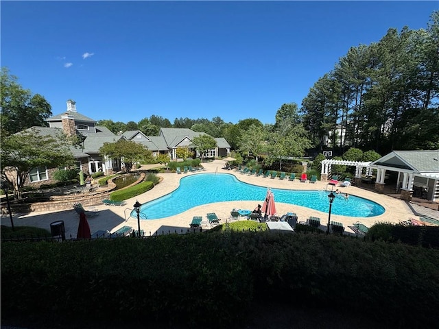 426 Pembrooke Cir Unit 426, Alpharetta, GA 30004 - community pool featuring a patio and view of wooded area