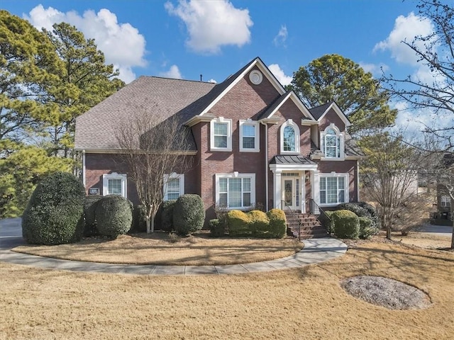 view of front of property featuring a front yard