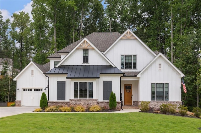 view of front of home featuring a front yard and a garage