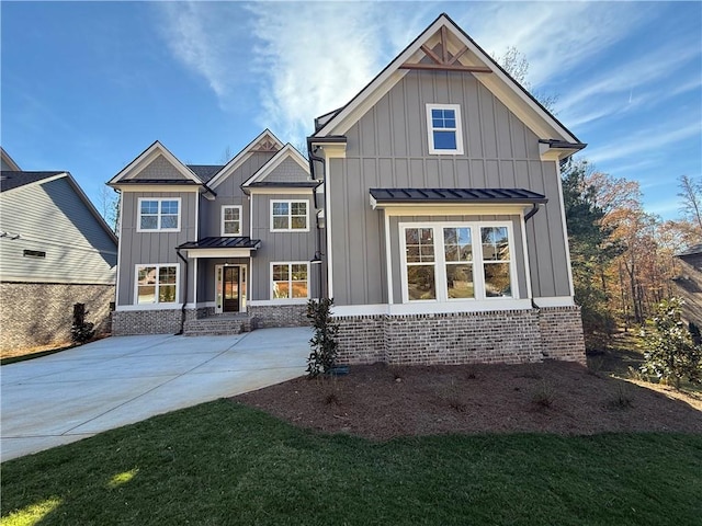 craftsman-style home featuring a front yard