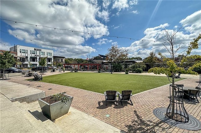 view of property's community featuring a lawn