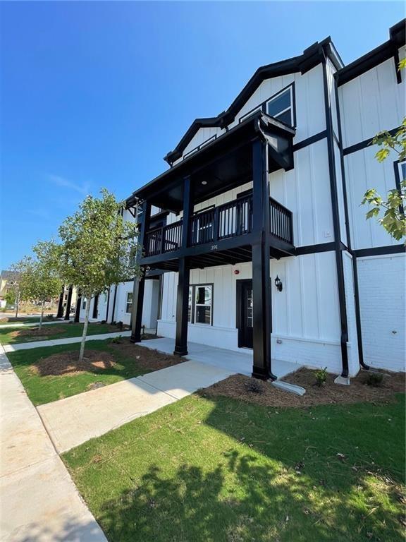 view of front of property with a front yard