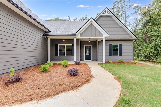 view of front of property featuring a front lawn