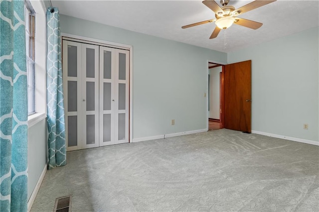 carpeted empty room featuring ceiling fan