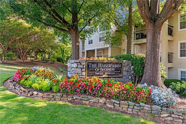 community / neighborhood sign with a lawn