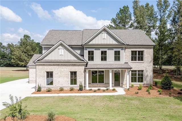 craftsman inspired home featuring a front yard