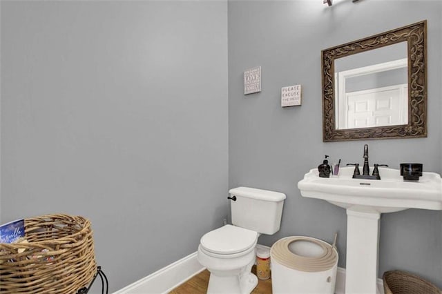 entrance foyer featuring a notable chandelier, light wood-type flooring, and crown molding