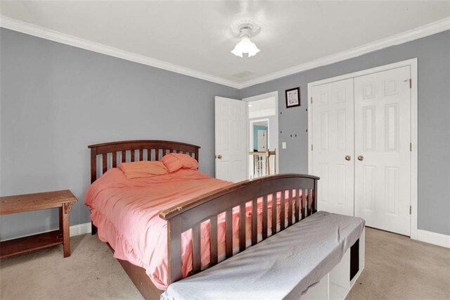 workout area with a notable chandelier, carpet flooring, and crown molding