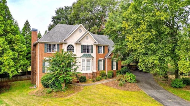 colonial home featuring a front yard