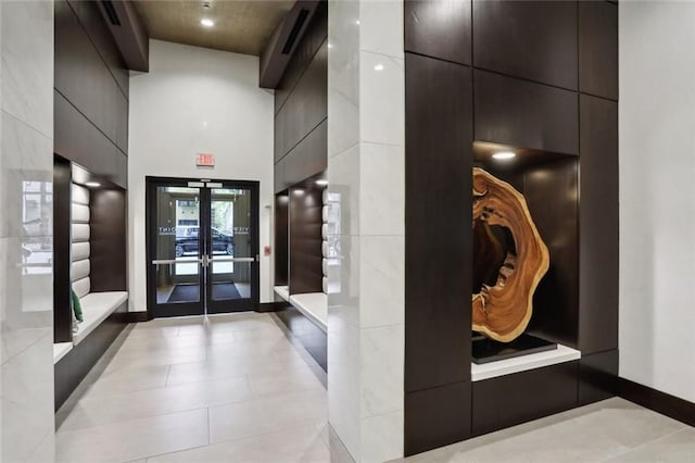 building lobby featuring a high ceiling