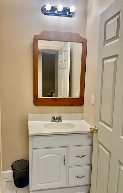 full bathroom featuring vanity, tiled shower / bath, and toilet