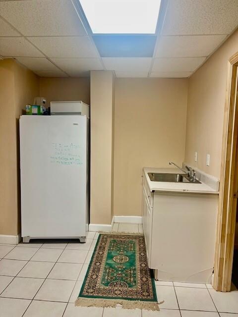 empty room featuring ceiling fan and carpet floors