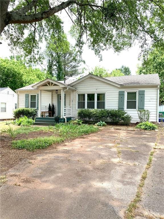3604 Orchard Cir, Decatur, GA 30032 - ranch-style house with a porch