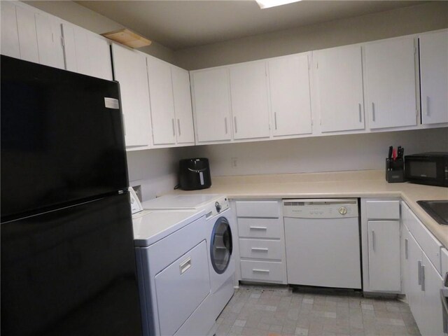5586 Kingsport Dr, Atlanta, GA 30342 - washroom featuring sink and independent washer and dryer