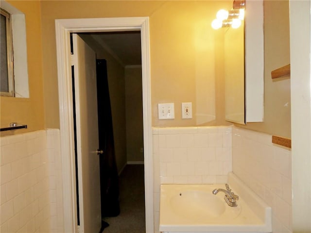 5586 Kingsport Dr, Atlanta, GA 30342 - bathroom featuring tile walls