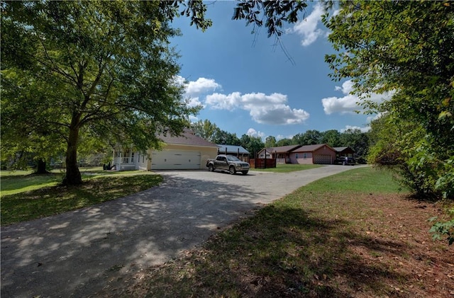 view of front facade featuring a garage and a front yard