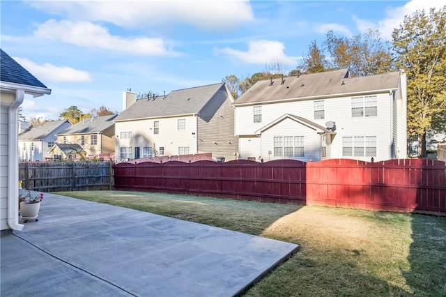 view of yard featuring a patio