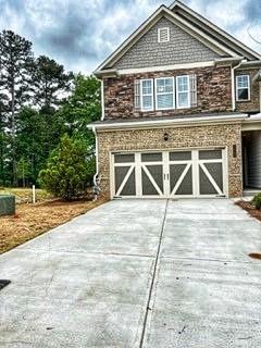 view of front facade featuring driveway and an attached garage