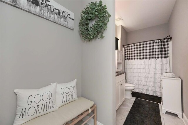 full bathroom featuring toilet, vanity, and a shower with shower curtain