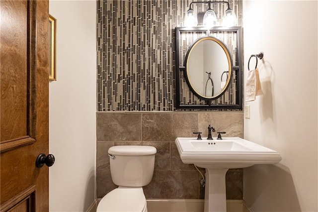 5352 Lacosta Ln, Alpharetta, GA 30022 - bathroom featuring toilet