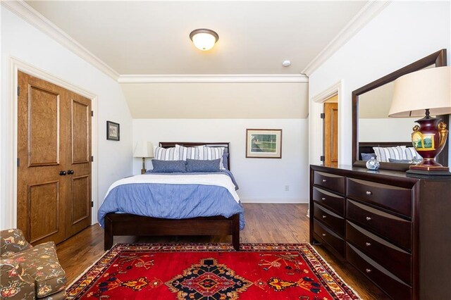 5352 Lacosta Ln, Alpharetta, GA 30022 - bedroom featuring wood finished floors, crown molding, vaulted ceiling, and baseboards