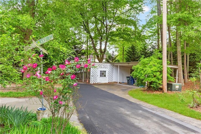 view of front of house featuring driveway