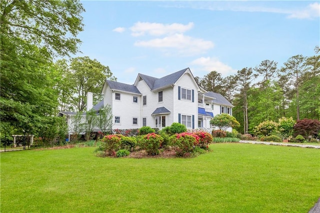 view of front of home featuring a front lawn