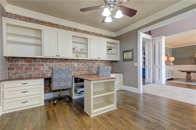 office area with ceiling fan, built in study area, dark wood finished floors, and crown molding