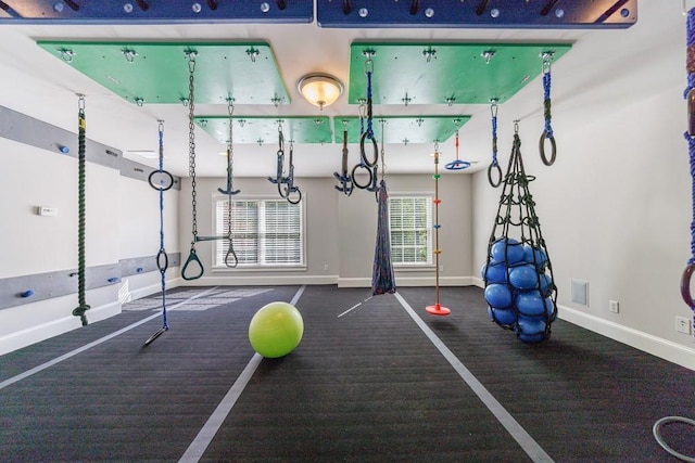 exercise room featuring baseboards