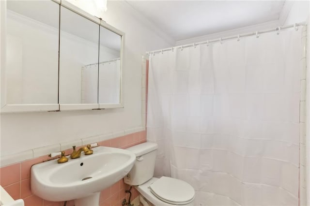 91 Rumson Rd NE Unit B25, Atlanta, GA 30305 - full bath featuring a sink, toilet, tile walls, ornamental molding, and a shower with shower curtain