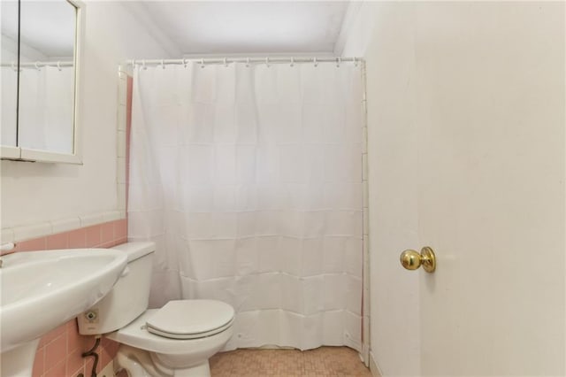 91 Rumson Rd NE Unit B25, Atlanta, GA 30305 - full bath with toilet, a sink, and curtained shower