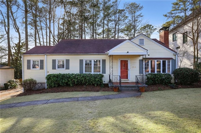 view of front of property with a front yard