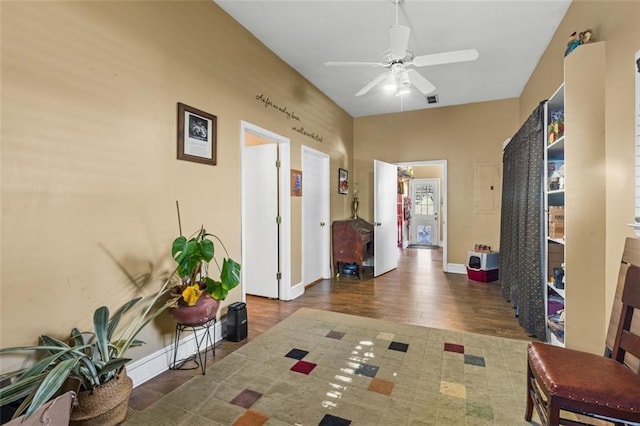 foyer with baseboards, visible vents, and a ceiling fan