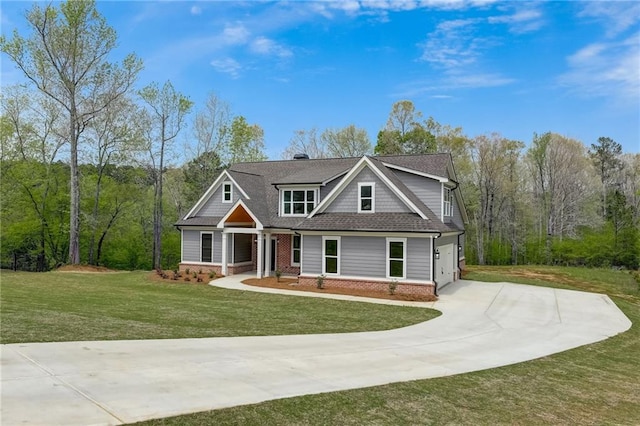 craftsman inspired home featuring a front lawn