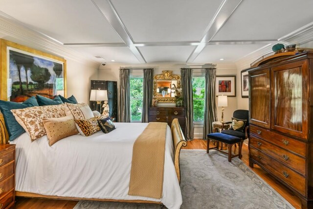 living area with light wood-style floors, baseboards, ceiling fan, and visible vents