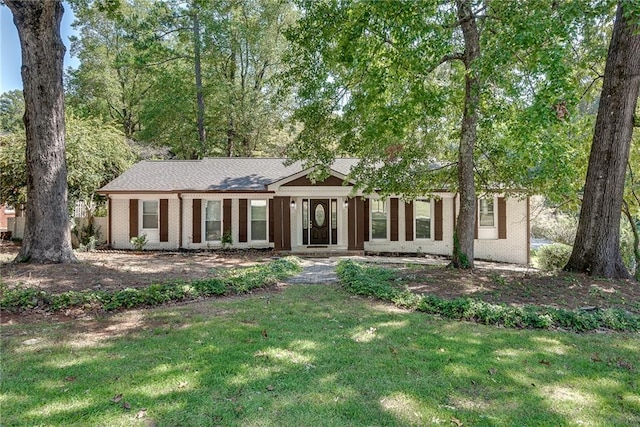 view of front of home featuring a front yard and brick siding