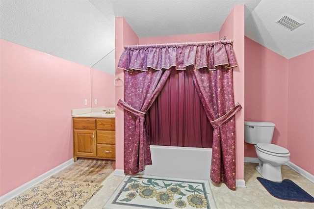 bathroom featuring shower / tub combo with curtain, visible vents, toilet, vanity, and baseboards