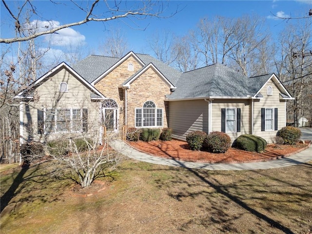 view of front of home featuring a front lawn