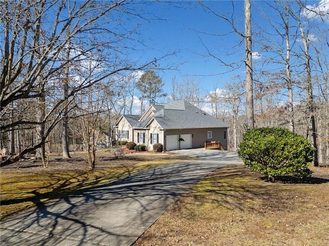 view of front facade with a garage and a front yard