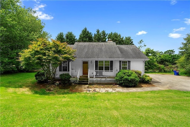 6752 Stringer Rd, Clermont, GA 30527 - view of front facade featuring covered porch and a front lawn