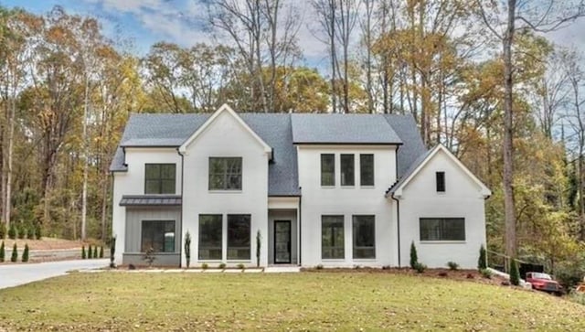 view of front of property featuring a front yard