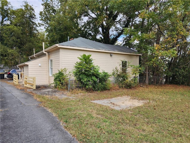 view of side of property featuring a yard