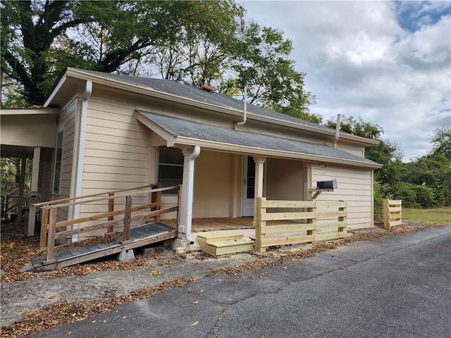 view of front of property featuring a porch