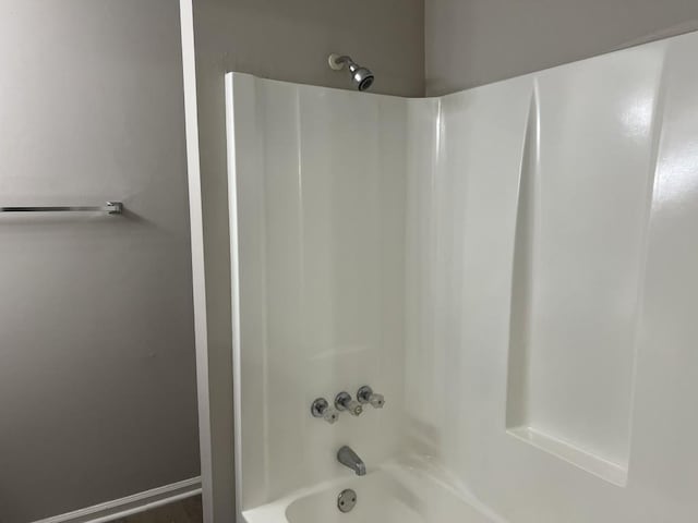 bathroom with bathtub / shower combination